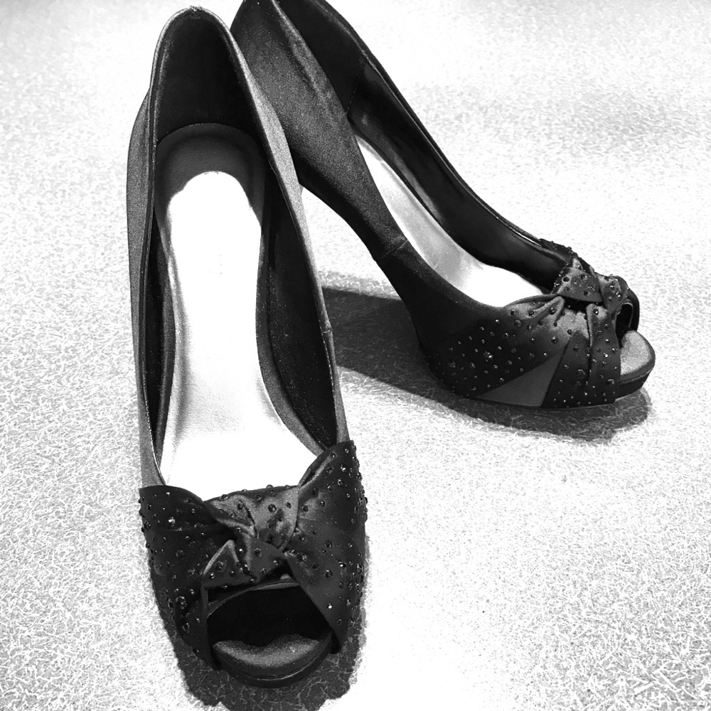 Ladies size 6 satin pumps
